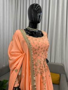 ชุดเดรส Anarkali ผ้าไหมชีนอนแท้ 100% ดีไซน์หรูหรา ประดับด้วยงานปักและเลื่อมหลากหลายแบบ สำหรับงานปาร์ตี้และงานพิธีต่างๆ - Product Image 4