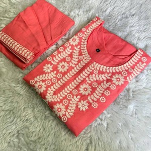Collection haut et bas en rayonne Chikankari pour tenue décontractée moderne et élégante, avec tissu doux, broderie raffinée et coupe confortable pour tous. - Product Image 1