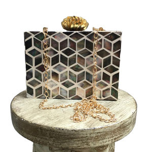Pochette incrustée de nacre au design géométrique fait à la main pour les soirées, les mariages et les événements de mode de luxe - Product Image 1