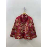 Veste de printemps réversible matelassée élégante en coton gaufré brodé à la main motif floral édition pêche Crimson Suzani, écologique, style Prairie