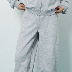 Ensemble de survêtement pour femmes avec haut à capuche et bas à taille élastique, design décontracté et tendance, manches longues, haute qualité et logo - Product Image 3