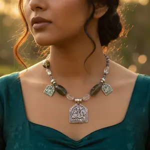 Collar Clásico y Moderno con Cuentas Plateadas y Colgantes de Piedras Preciosas de Ágata Verde, Regalo Religioso para Mujer, Hecho de Jade y Latón - Product Image 1