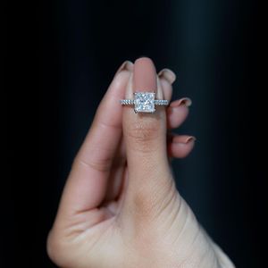 แหวนหมั้นเพชรโมอิสสำหรับผู้หญิง (เจ้าหญิงโมอิสซาไนต์ตัด8มม., คุณภาพ D-VS1, อัญมณีกุหลาบ), ทองคำขาว10K - Product Image 1