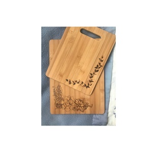 Planche à découper en bois d'acacia et de manguier artisanale avec des tailles personnalisées conçues pour une utilisation élégante à la maison et à l'hôtel Planche à fromage en résine - Product Image 1