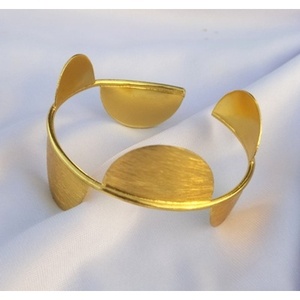 Bracelets en laiton faits à la main, plaqués or, design géométrique tendance, style unique et élégant - Product Image 1