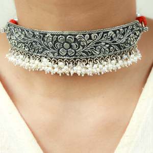 Collier ras-de-cou en argent 925 Noor Phool Pati Chitai avec perles d'eau douce et motif floral rouge Dori pour les mariages - Product Image 1