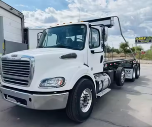 Camión de plataforma deslizante de tres ejes Freightliner M2 112, 8x4, con caja de cambios automática, diésel, usado, en venta. - Product Image 4
