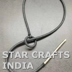 Meilleure vente Collier de pierres longues en résine à facettes fabriqué à la main en Inde dans un effet de lumière marbrée et un gros bijoux de détails en or - Product Image 3