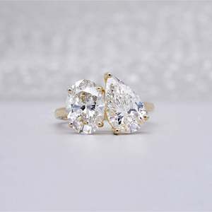 Anillo de Compromiso Toi Et Moi con Certificación IGI, Diseño de Dos Piedras con Diamantes Ovalados y en Forma de Pera - Product Image 1