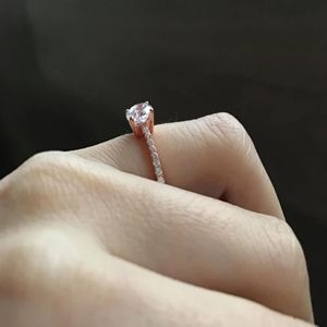 Bague de fiançailles en diamant taille ronde pour femme - Product Image 4