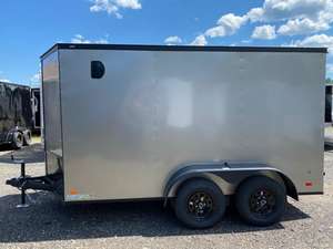 Remolques tipo vagón cerrados 2023 de 6x12 pies, de aluminio/aleación, 2272 kg, con altura extra y paquete Blackout - Product Image 3