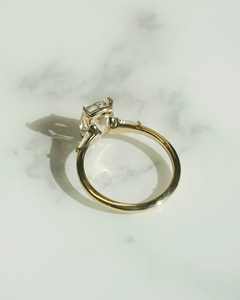 Anillo de compromiso de circonita cúbica blanca con corte de cojín alargado de 12x8mm, Banda Dorada de tres piedras con piedras laterales Baguette - Product Image 2