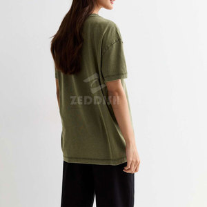 T-shirt décontracté pour femme en denim délavé avec coutures de haute qualité et texture lisse - Product Image 4