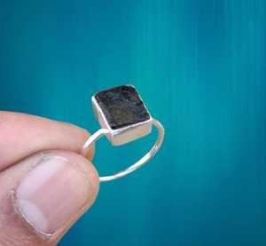 Anillo de moldavita certificado con piedras preciosas naturales genuinas Banda de plata esterlina duradera para bodas - Product Image 2