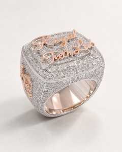 Anillo de Hombre de Plata de Ley 925 con Letra Personalizada Cuadrada, Diamante Moissanite VVS Brillante, Chapado en Rodio - Product Image 3