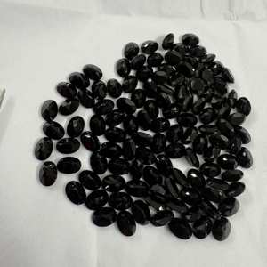 Cabochon poli de pierre gemme de coupe ovale d'onyx noir naturel pour la fabrication de bijoux - Product Image 1