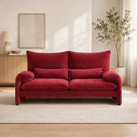 Canapé deux places moderne et écologique en tissu rouge avec coussins moelleux et accoudoirs arrondis pour appartement et hôtel