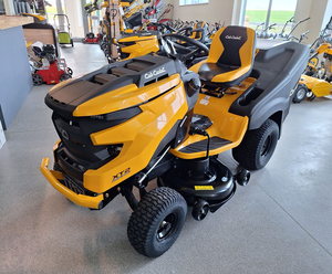 รถตัดหญ้าแบบนั่งขับ Cub Cadet XT2 QR106 พร้อมตะกร้าเก็บหญ้า ระยะการขับขี่ 24 กม. เหมาะสำหรับสวนขนาดใหญ่ ทนทานต่อการตัดหญ้า ใช้งานง่าย - Product Image 2