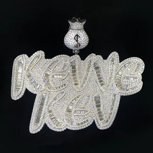 จี้และเครื่องประดับฮิปฮอปแบบไอซ์เอาท์ สีโรสโกลด์ ประดับเพชรโมอิสซาไนต์ทรงบาแก็ตต์คุณภาพ VVS  จี้สลักชื่อตามสั่ง สำหรับงานปาร์ตี้ - Product Image 1