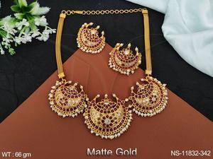 Ensemble de colliers Kemp de créateur en plaqué or mat avec perles groupées - Product Image 2