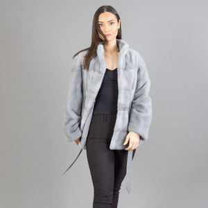 Elegante Chaqueta de Piel de Visón Gris con Cinturón de Cuero - Product Image 2