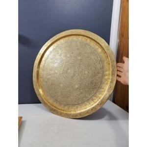 Elegantes bandejas de latón para servir con intrincados diseños artesanales para ambientes de comedor de lujo y detalles de decoración del hogar de primera calidad - Product Image 6
