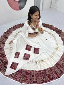 Lehenga de algodón con hermoso trabajo manual y adornos de espejos reales, con blusa y dupatta, listo para usar, Lehenga Choli para Navratri. - Product Image 2