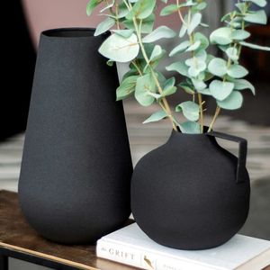 Florero de metal de diseño con superficie chapada en oro, ideal para realzar la belleza de los interiores de las casas contemporáneas modernas - Product Image 2