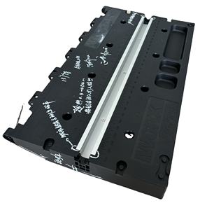 Panel superior de banco de trabajo moldeado por inyección de plástico personalizado con regla y ranuras para herramientas Producto de plástico específico - Product Image 1