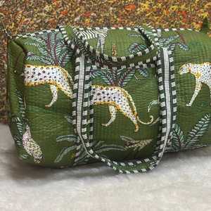 Sac de voyage à bandoulière matelassé en coton avec deux poignées Floral Kantha Design Open Closure Shopping Bag - Product Image 3