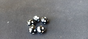Cuentas punteadas en blanco y negro hechas a medida en tamaño 10 mm Ideal para diseñadores de pulseras y collares para reventa - Product Image 4