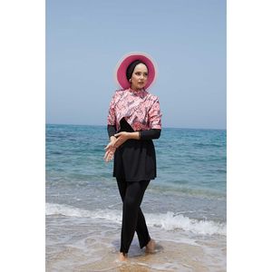 Traje de baño con estampado de flor de granada y pantalones elegantes - Product Image 2