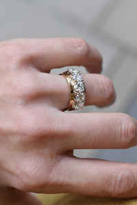 Bague de fiançailles à cinq pierres de diamant de laboratoire de 1,65 carat, taille ronde, avec grappe de pierres, et alliance épaisse pour femme, vente en gros de bijoux - Product Image 2