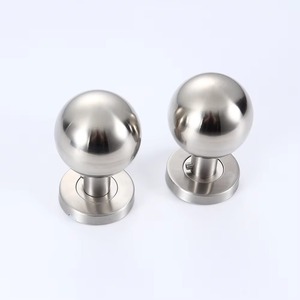 Pomo de Puerta de Plata Pulida en Diseño Minimalista, Apto para Puertas de Entrada, Dormitorios y Uso Interior Comercial, de la India - Product Image 1