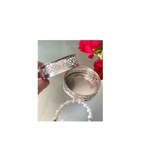 Posavasos rústico de metal para botellas de vino, diseñado para mesas de estilo rústico, protege superficies de madera, vidrio y piedra para uso diario. - Product Image 1