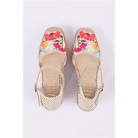 Espadrille fermée à talon compensé haut