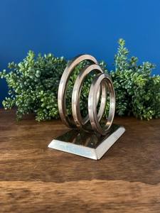 Anillos entrelazados abstractos modernistas de aluminio Vintage escultura servilletero soporte de letras mediados de siglo oficina moderna decoración del hogar - Product Image 3