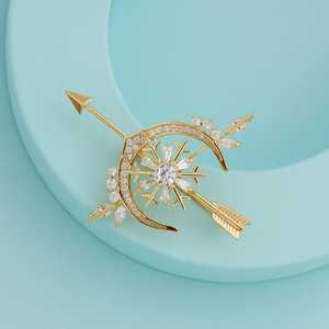 Broche tendance 192172 pour sari, style coréen, en alliage plaqué, ornée de cristaux, strass, perles/diamants, motif floral, idéale pour les fêtes et les cadeaux - Product Image 1