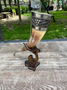 Cuerno nórdico rústico para beber con soporte de madera Copa vikinga ideal para exhibir regalos o celebraciones medievales - Product Image 3