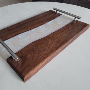 Plateau de service en résine et bois d'acacia avec poignée en métal Plateau de table basse pour ustensiles de cuisine pour hôtels et restaurants Vente en gros - Product Image 2