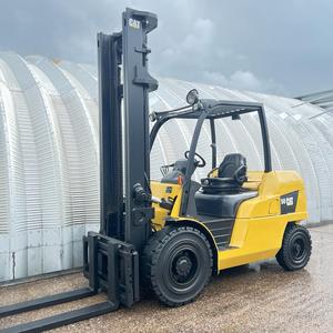 Chariot élévateur contrepoids GPL CAT d'occasion 5000 lb, batterie plomb-acide, déplaceur latéral hydraulique, jaune, pour manutention de matériaux en entrepôt - Product Image 1