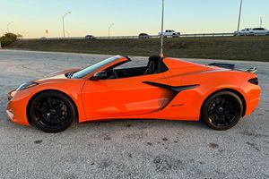Corvette Z06 Cabriolet 3LZ 2023, V8 de 670 ch, peinture orange teintée Amplify, en option - Product Image 3