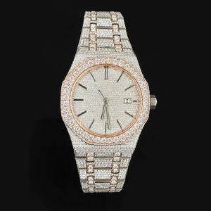 Fabriquée en acier inoxydable, cette montre en diamants de moissanite présente une clarté VVS, ajoutant une touche de luxe et rehaussant votre style. - Product Image 1