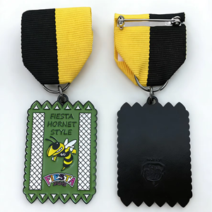 Medalla Fiesta Hornet con un diseño de esmalte de abeja vivo y llamativo. Premio perfecto para celebrar fiestas y momentos memorables con estilo - Product Image 1