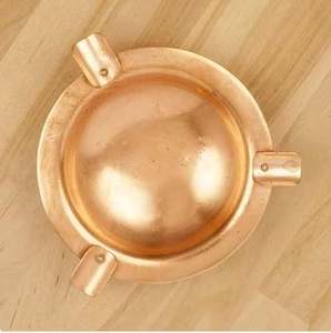 Cendrier Golden Plate avec de petites jambes et un design de tasse à fumée personnalisé, parfait pour la maison, les restaurants, les bars, les bureaux et les mariages - Product Image 5