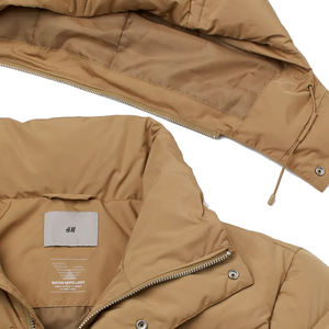 Veste matelassée beige pour hommes avec col montant et capuche élégante conception de base à glissière - Product Image 3