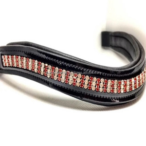 Banda de cuero para cejas de caballo acolchada con incrustaciones de cristales rojos y transparentes de 3 filas de diseño personalizado A precio de fábrica al por mayor - Product Image 2
