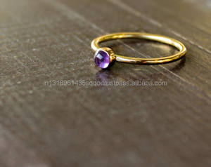 Plata de ley 92,5 con anillo de tecnología de Canal Clásico de forma redonda lisa de amatista púrpura natural pulida en oro - Product Image 6