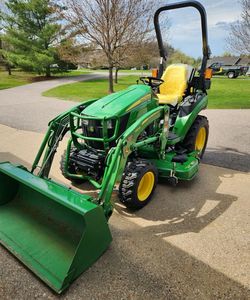 Tractor cortacésped John Deere S100 con motor de gasolina de 17 HP, plataforma de corte duradera, ideal para jardín doméstico y tareas de corte de césped. - Product Image 6