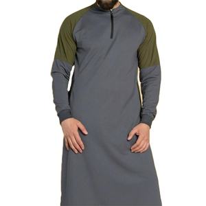 Vente en gros de vêtements islamiques pour hommes Style qatari pour hommes col rond jubbah pour hommes Thobes patch personnalisé épaule poitrine teint en couleur unie - Product Image 2